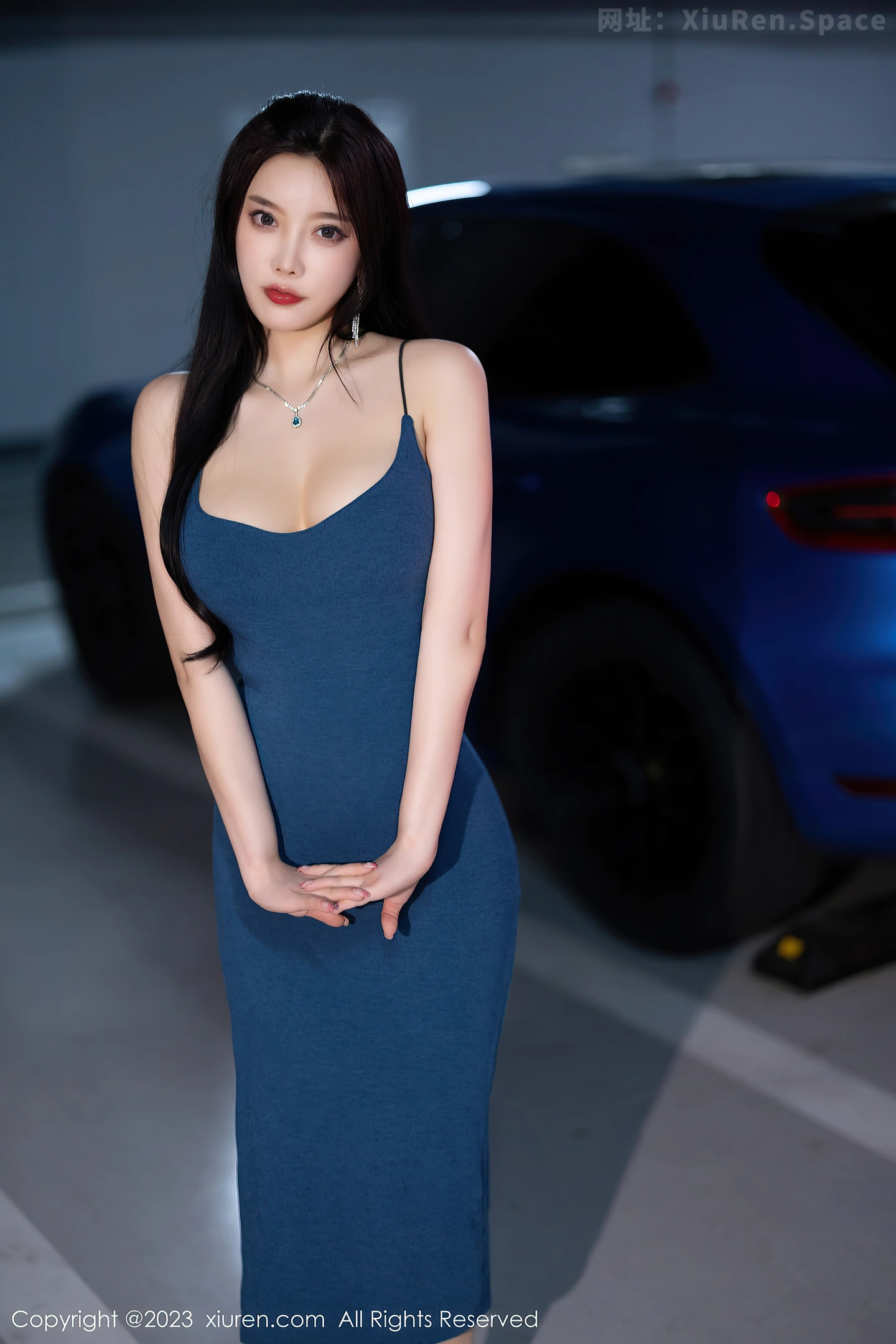 图片[3]-[XiuRen秀人网]2023.05.16 VOL.6747 杨晨晨Yome 蓝色紧身吊带加衣裙与蕾丝内衣加黑丝美腿性感私房写真集-秀人网官方网站